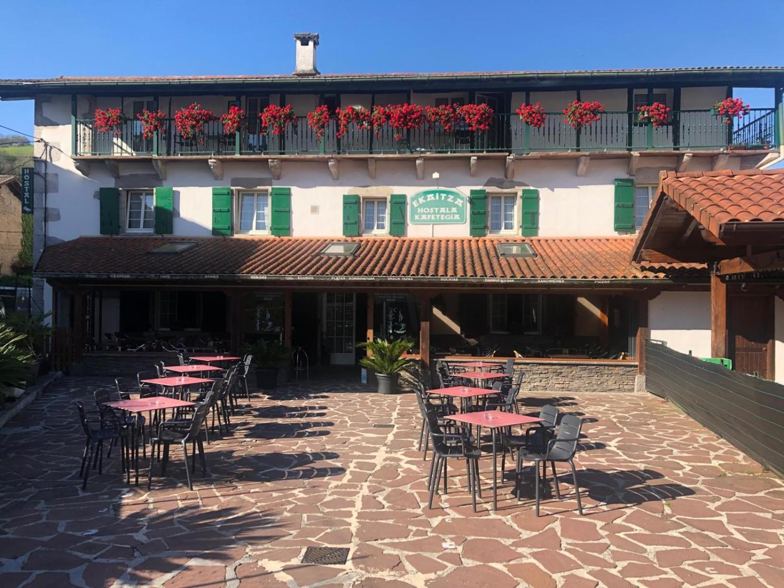 Hostal Ekaitza Hotel Lesaka Bagian luar foto