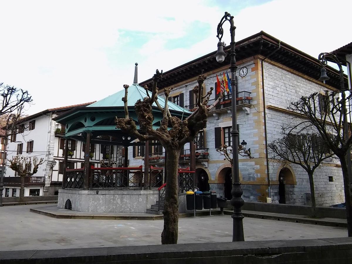 Hostal Ekaitza Hotel Lesaka Bagian luar foto